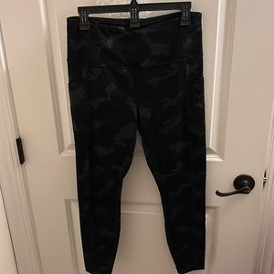 Yogalicious black camo workout pants/leggings. Size Large